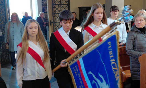 Poczet sztandarowy wchodzący do kościoła